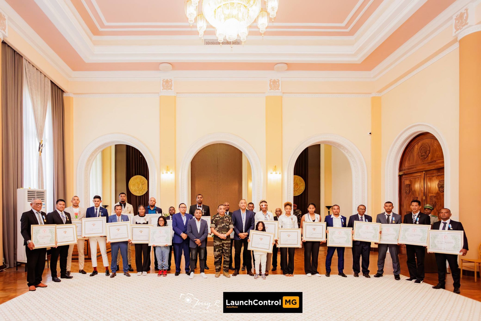 Sport : des distinctions honorifiques et des encouragements remis aux athlètes ayant brillé ces deux derniers mois au Palais d’État d’Iavoloha