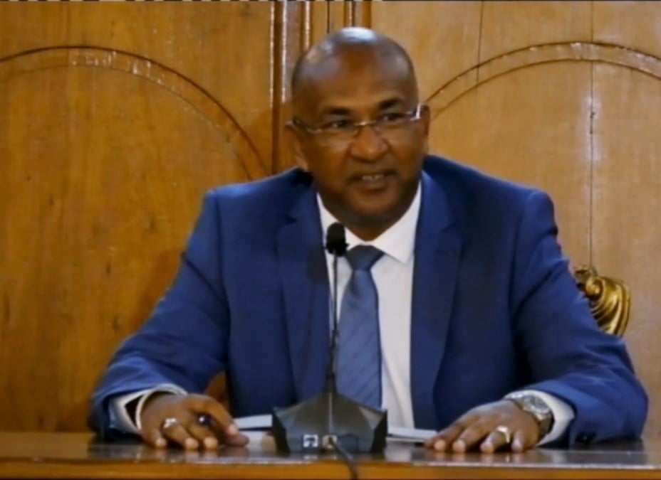 FIHAONAN&rsquo;NY GOVERNEMANTA SY IREO MPIKAMBANA AO AMIN&rsquo;NY ANTENIMIERANDOHOLONA.