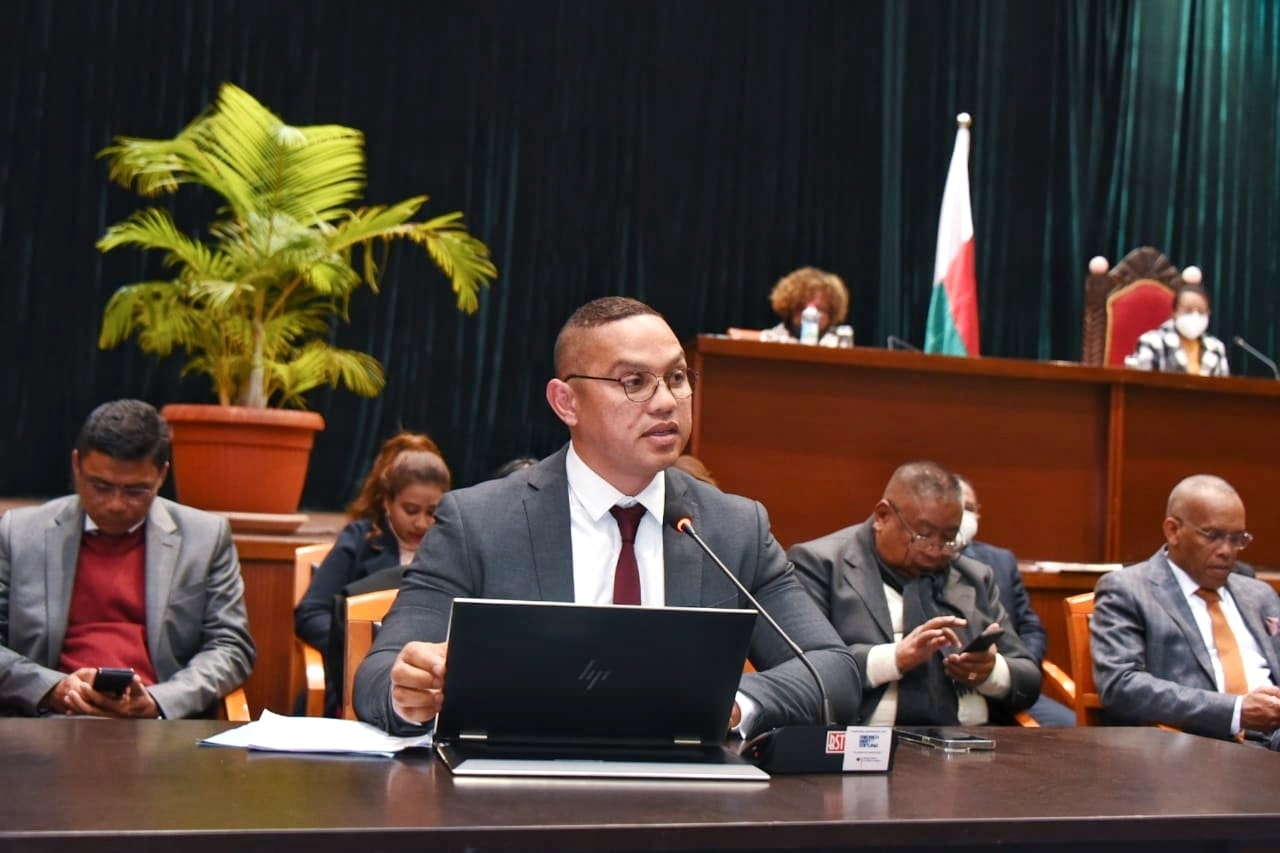 ANDRO FARANY TEO AMIN&rsquo;NY FIHAONAN&rsquo;NY MPIKAMBANA EO AMIN&rsquo;NY GOVERNEMANTA SY NY SOLOMBAVAMBAHOAKA