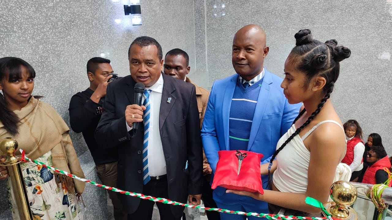 FANOKAFANA AMIN&rsquo;NY FOMBA OFISIALY NY  » CARREFOUR DE RUGBY » NA NY IVOTOERANA NATOKANA HO AN&rsquo;NY MAKIS LADIES 7S