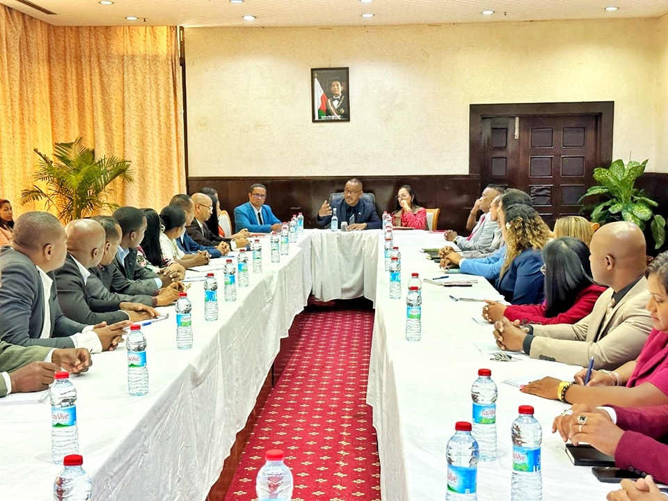 FIVORIANA NIARAHAN&rsquo;IREO TOMPON&rsquo;ANDRAIKITRA ETO AMIN&rsquo;NY MINISITERA