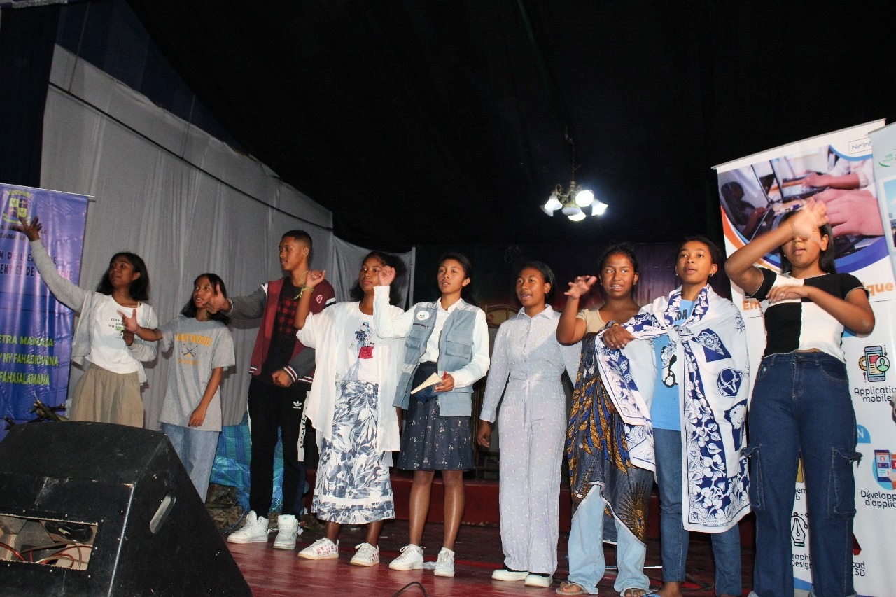 Théâtre et citoyenneté : les jeunes d’Antananarivo montent sur scène pour défendre l’hygiène urbaine