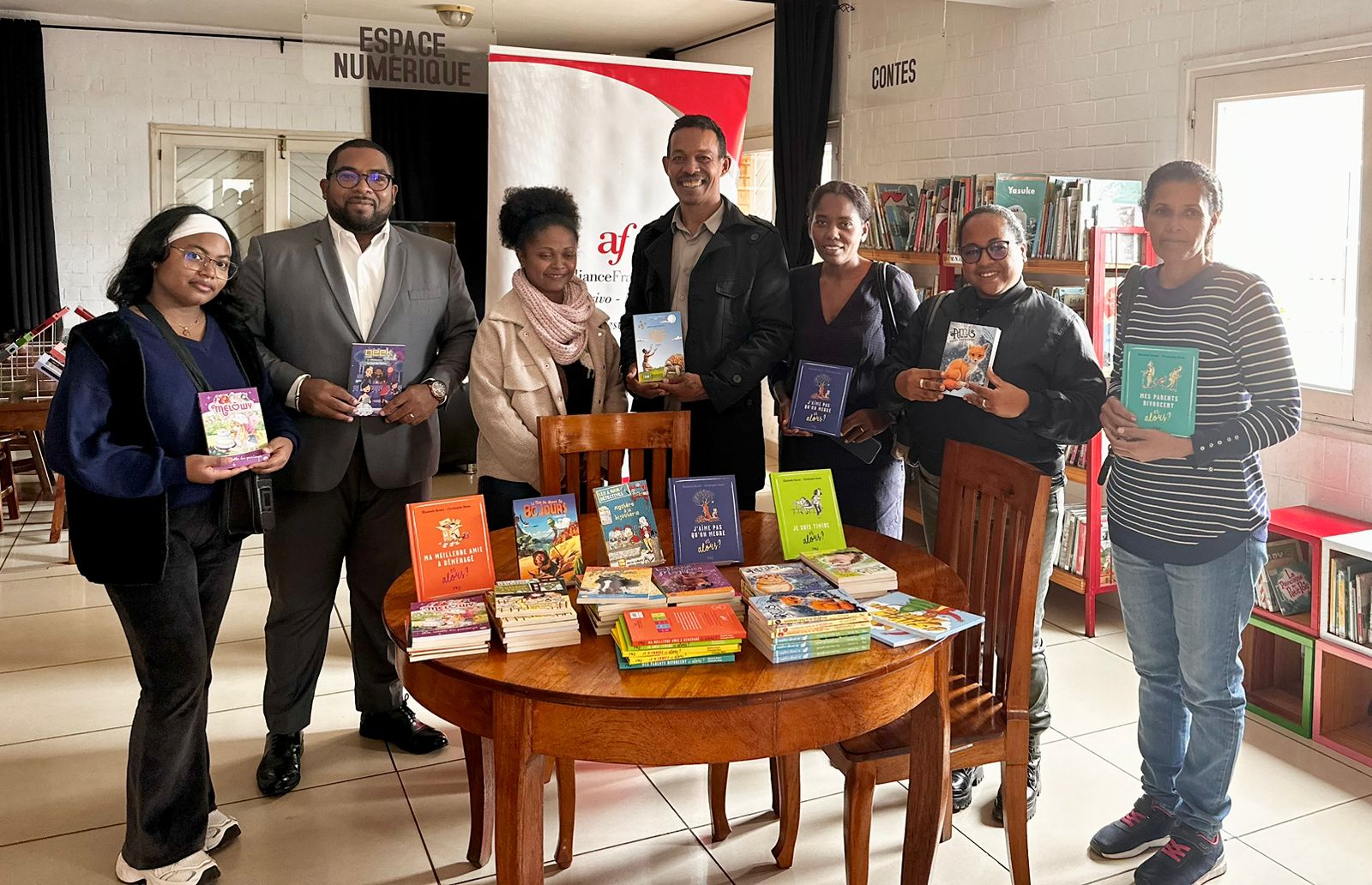 Remise de dons de livres par l’AFT Andavamamba.