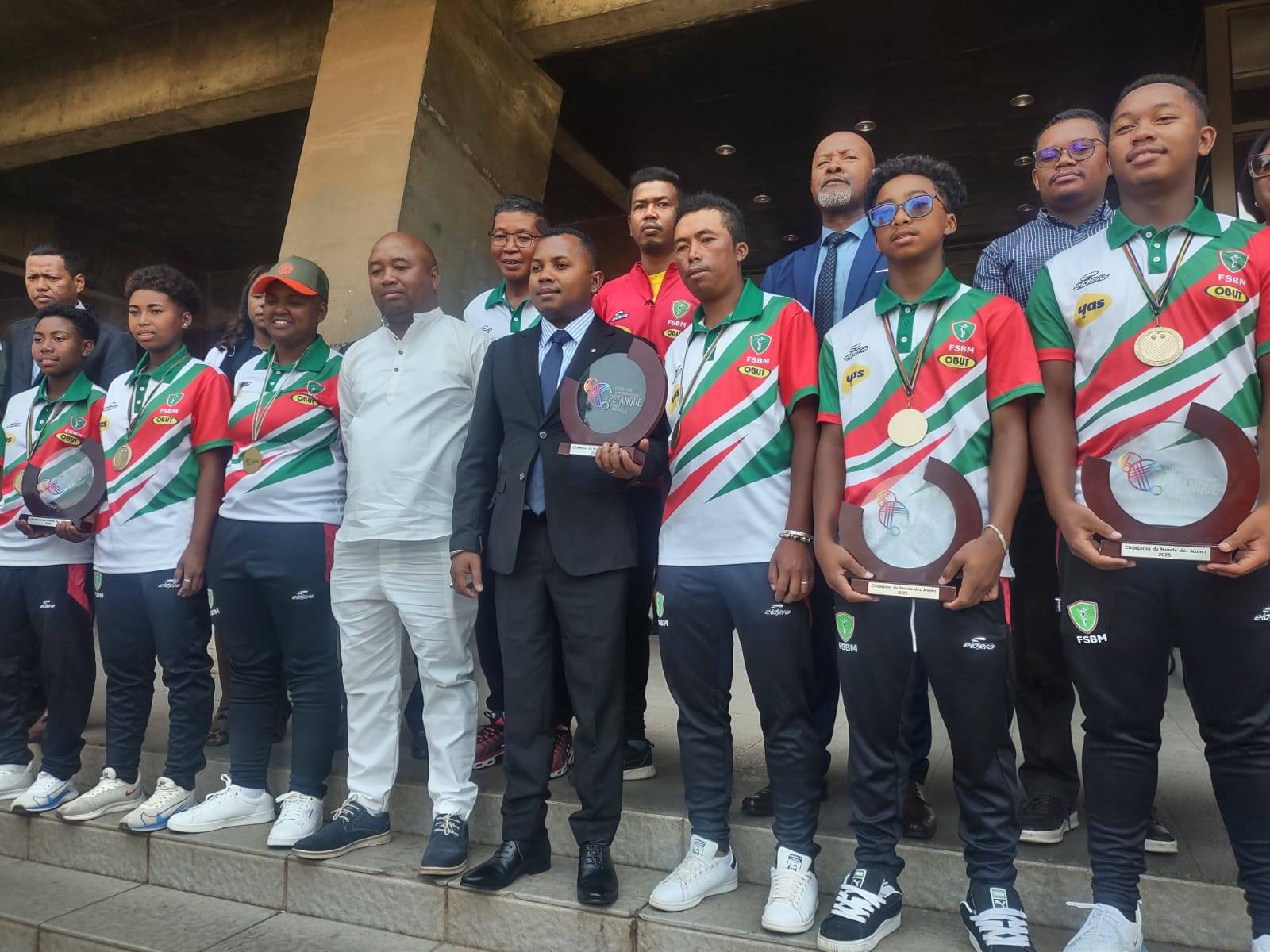 Pétanque : le ministre a reçu les champions du monde.