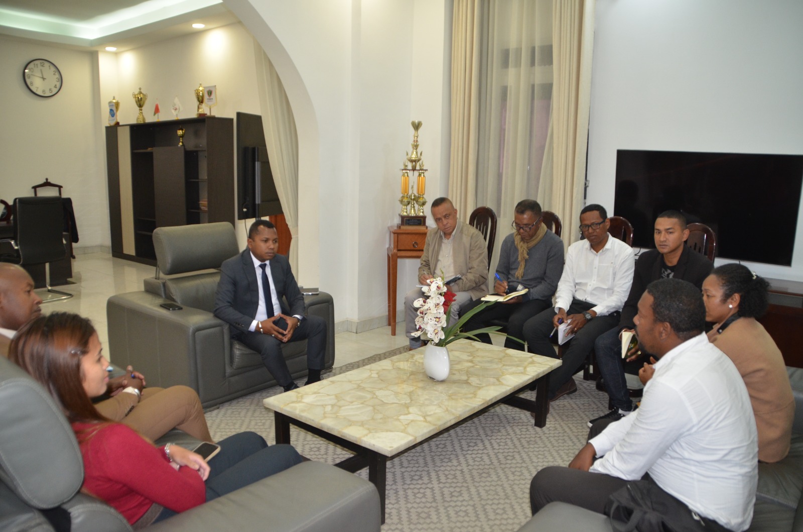 Fankatoavana ny kianja barea : mandray an-tanana ny fikarakarana sy ny fitantanana ny minisiteran&rsquo;ny tanora sy ny fanatanjahantena