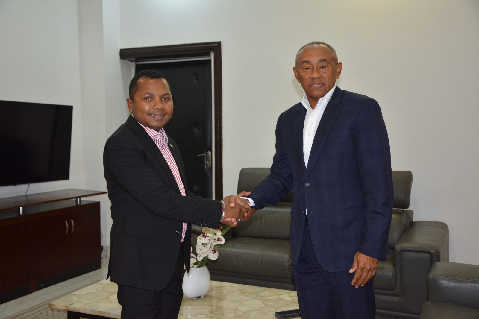 Fihaonana teo amin’ny Minisitra sy ny filohan’ny CAF teo aloha, Andriamatoa Ahmad Ahmad.